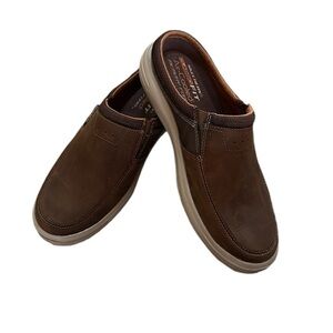 Sketcher men’s size 9 slip on loafers. Color is brown worn once around house.